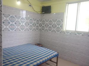a small room with a bed and a window at Sri Kanna Lodge CMC Vellore in Vellore
