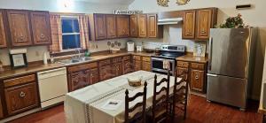 Kuchyň nebo kuchyňský kout v ubytování Happy Valley Mountain Get Away!