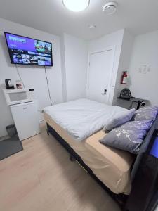 Ένα ή περισσότερα κρεβάτια σε δωμάτιο στο Cozy Private Room Near Calgary Airport with Parking
