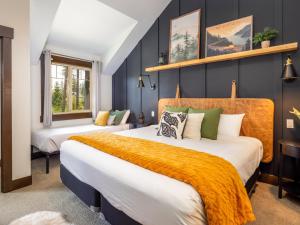 duas camas em um quarto com paredes azuis em Suncadia 4 Bdrm Resort Core Home 4 King En Suites em Roslyn mais 45 fotografias