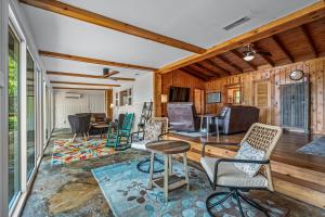 un soggiorno con sedie e un tavolo di Longview Cottage - Mountain View, Sunset, Fire Pit a Mentone