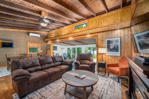 un soggiorno con un divano e un tavolo di Longview Cottage - Mountain View, Sunset, Fire Pit a Mentone