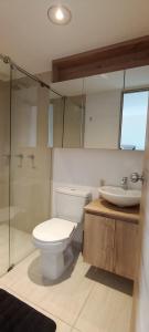 a bathroom with a toilet and a sink at San Silvestre Pereira in Pereira