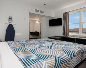 Кровать или кровати в номере Motel 6-San Diego, CA - Downtown +22 фотографии