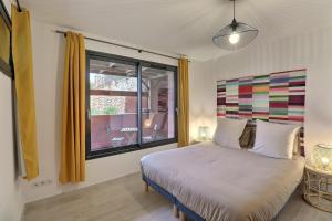 Ένα ή περισσότερα κρεβάτια σε δωμάτιο στο La Villa des Pins - Nature & Pool