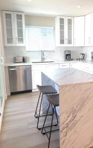 Kuchyň nebo kuchyňský kout v ubytování Luxury Redondo Beach Gem + 8 fotografií