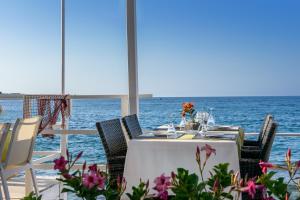 מסעדה או מקום אחר לאכול בו ב-Alia Beach Hotel by Estia