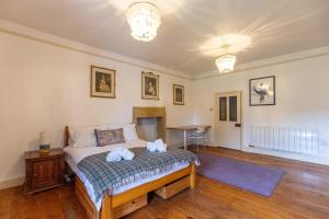 a bedroom with a bed with two towels on it at RAYGILL HOUSE - Spacious Family Retreat in Scenic North Yorkshire in Lothersdale
