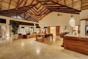 duży salon ze stołem i krzesłami w obiekcie Zen Resort w mieście Punta Uva