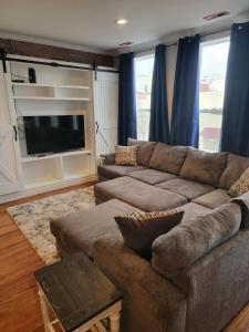 Μια τηλεόραση ή/και κέντρο ψυχαγωγίας στο Designer 2 Bedroom Loft on Main Street in Florence