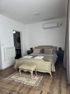 Un dormitorio con una cama grande y suelo de madera. en Apartment Belgrano, en Buenos Aires