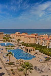 ein Resort mit einem großen Pool am Meer in der Unterkunft One bedroom and reception in Hurghada