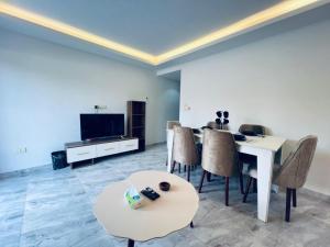 ein Esszimmer mit Tisch und Fernseher in der Unterkunft One bedroom and reception in Hurghada