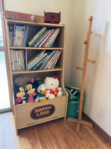 Una estantería llena de animales de peluche en una habitación. en Amma's House - Vacation STAY 97663v, en Yuwan 4 fotos más