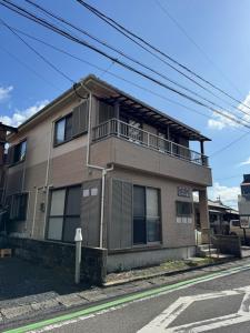 un edificio de apartamentos con balcón en una calle en Amma's House - Vacation STAY 97663v, en Yuwan