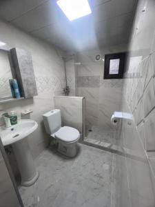 Ένα μπάνιο στο Guesthouse ATINATI