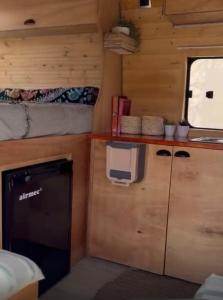 Η κουζίνα ή μικρή κουζίνα στο Furgoneta camper solo hospedaje sin driver