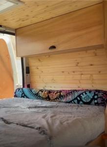 Ένα ή περισσότερα κρεβάτια σε δωμάτιο στο Furgoneta camper solo hospedaje sin driver
