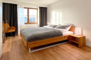 a bedroom with a bed in a room with a window at Aesten Mare Kühlungsborn Apartment 1 in Kühlungsborn