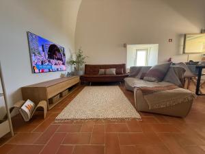un salon avec un canapé et une table dans l'établissement Ala do Convento das Bernardas, à Tavira