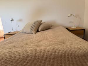 - un lit avec un oreiller dans l'établissement Ala do Convento das Bernardas, à Tavira 11 autres photos