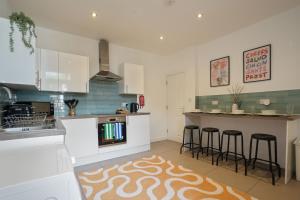 Kuchyň nebo kuchyňský kout v ubytování Modern 3 Bed House in Derby - FREE Parking - Hosted by Stay Host Save