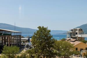 Vue sur une ville avec l'océan en arrière-plan dans l'établissement Boka Place Porto Montenegro-sea view, à Tivat