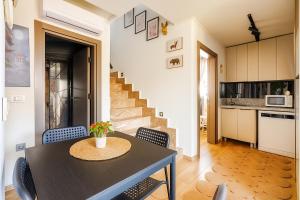 Η κουζίνα ή μικρή κουζίνα στο Diker Port Residence