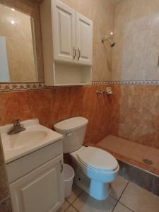 ein Badezimmer mit weißer Toilette und Waschbecken in der Unterkunft Valle del Sol in Senecú + 37 Fotos