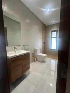 a bathroom with a sink and a tub and a toilet at la ferme du bonheur in Aïn el Apuda