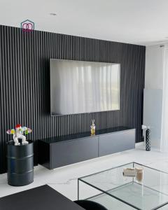 a living room with a black and white striped wall at Le confidentiel - Prestigieux appartement au calme du canal in Hoenheim