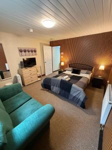 ベルファストにあるPrestashortstaysの広いベッドルーム(ベッド1台、ソファ付) +19枚の写真