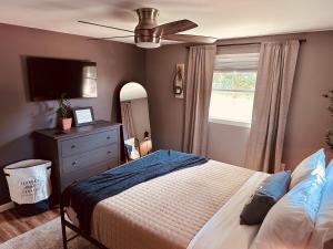 ein Schlafzimmer mit einem Bett und einem Deckenventilator in der Unterkunft Walnut Street Retreat with Hot Tub, 3 Bedrooms in Ephrata + 36 Fotos