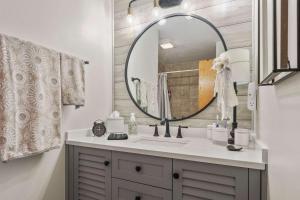 un bagno con lavandino e specchio di New Tee & Ski Getaway Schuss Golf Ski Villa a Mancelona
