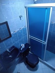 e bagno con doccia e servizi igienici neri. di Casa Portal a Socorro