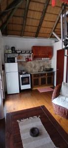 a living room with a kitchen and a table at Las chozas in Punta del Este