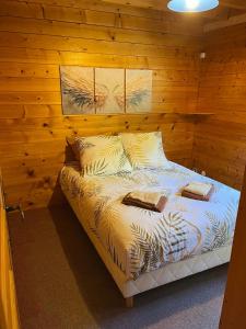 Chalet Anilou entre Annecy et la Clusaz le grand Bornand 객실 침대