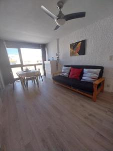un salon avec un canapé et une table dans l'établissement Appartement T2 lumineux à 200m de la plage, tout équipé, à Port-la-Nouvelle