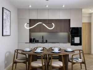 Η κουζίνα ή μικρή κουζίνα στο URBAN APARTMENTS GLOBAL, Jacuzzi, Floor 8th No 03, Garage, Self Check-in, No deposit +21 φωτογραφίες
