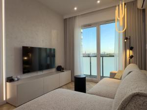 Μια τηλεόραση ή/και κέντρο ψυχαγωγίας στο URBAN APARTMENTS GLOBAL, Jacuzzi, Floor 8th No 03, Garage, Self Check-in, No deposit
