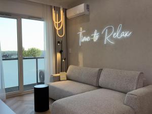 Χώρος καθιστικού στο URBAN APARTMENTS GLOBAL, Jacuzzi, Floor 8th No 03, Garage, Self Check-in, No deposit