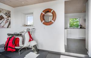 Lyngsにある2 Bedroom Amazing Home In Thyholmの赤白のスクーター +17枚の写真