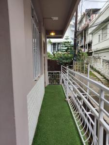 シロンにあるZnZ's Apartmentの建物側のバルコニー(緑の芝生付)