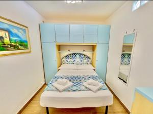 Cette petite chambre comprend un lit avec deux cœurs. dans l'établissement Le Berkeley Bilocale fronte mare-Free Parking-Riscaldamento, à Menton