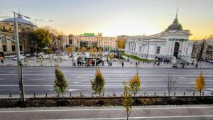 a large parking lot in front of a building at Уютная квартира в самом центре Пешая доступность in Chişinău