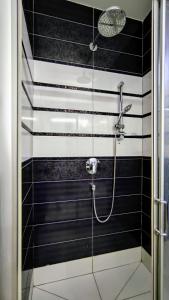 a bathroom with a shower with black and white stripes at Уютная квартира в самом центре Пешая доступность in Chişinău