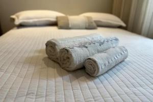 two towels sitting on top of a bed at Casa Charmosa Próxima a Avenida das Cataratas in Foz do Iguaçu +32 photos