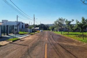 an empty road with a car driving down it at Casa Charmosa Próxima a Avenida das Cataratas in Foz do Iguaçu