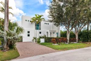 Una casa blanca con palmeras y un camino de entrada. en New construction 2 story Villa jacuzzi pool luxury, en Fort Lauderdale