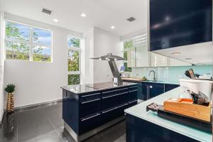 una cocina con encimeras y ventanas de color azul y blanco en New construction 2 story Villa jacuzzi pool luxury, en Fort Lauderdale